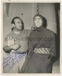 6t0088 HARRY THOMAS signed 8x10 still 1954 makeup artist candid w/wacky alien in Killers From Space!