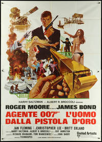 6t0366 MAN WITH THE GOLDEN GUN Italian 2p 1974 art of Roger Moore as James Bond by Robert McGinnis!