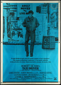 6t0295 TAXI DRIVER Italian 2p 1976 Robert De Niro walking on street, directed by Martin Scorsese!