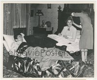 6t1604 SPELLBOUND candid 8.25x10 still 1945 Gregory Peck sleeps as Ingrid Bergman gets her hair done!