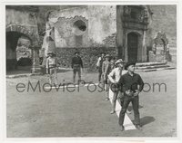 6y1621 MAGNIFICENT SEVEN candid 8x10 news photo 1960 Yul Brynner, McQueen & co-stars pose in lineup!