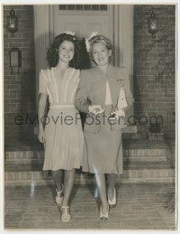 6y1641 SHIRLEY TEMPLE/MARY PICKFORD 7.75x10 still 1943 they share a striking similarity in looks!