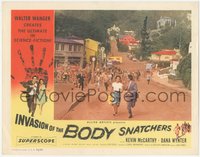 6y0810 INVASION OF THE BODY SNATCHERS LC 1956 best far shot of Kevin McCarthy & Dana Wynter running!