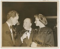 7b1436 ALFRED HITCHCOCK/INGRID BERGMAN candid 8x10 news photo 1948 talking w/her husband about film!