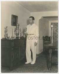 7b1410 HUMPHREY BOGART deluxe 8x10 still 1937 drinking at home after making San Quentin by Marigold!