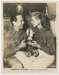 7b1413 HUMPHREY BOGART/LAUREN BACALL 8x10 still 1945 the happy newlyweds with wedding cake topper!