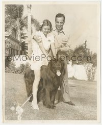 7b1416 HUMPHREY BOGART/MAYO METHOT 8x10 still 1941 at home with their Newfoundland dog by Welbourne!