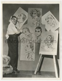 7b1418 JAMES CAGNEY 7x9.25 news photo 1932 showing his pencil drawings of top Hollywood stars!