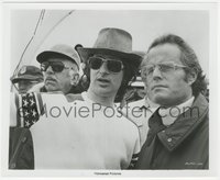 7b1389 JAWS candid 8.25x10 still 1975 c/u of Steven Spielberg & producer Richard D. Zanuck on set!