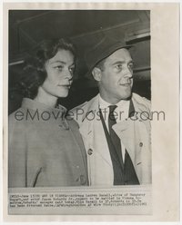 7b1422 LAUREN BACALL/JASON ROBARDS JR. 8x10 news photo 1961 Bogart's widow will remarry soon!