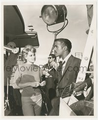 7b1380 OCEAN'S 11 candid 8.25x10 still 1960 Angie Dickinson & Sammy Davis Jr. chatting on set!