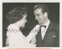 7b1503 ELIZABETH TAYLOR/MONTGOMERY CLIFT 7.25x9 news photo 1949 she's adjusting his bow tie!