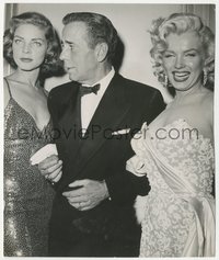 7f1459 HOW TO MARRY A MILLIONAIRE candid 7.25x9 still 1953 Bogart between Marilyn Monroe & Bacall!