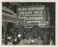 7f1484 SPELLBOUND candid 8.25x10 still 1945 crowded theater front at the Tyson Theatre premiere!