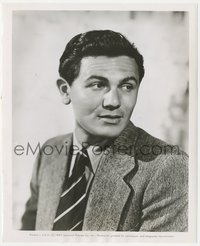 7p1321 BODY & SOUL 8.25x10 still 1947 head & shoulders c/u of boxer John Garfield in suit & tie!