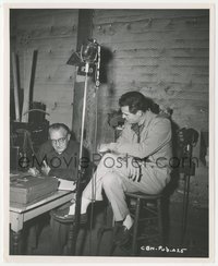 7p1329 CLASH BY NIGHT candid 8.25x10 still 1952 Fritz Lang & Robert Ryan on set going over a scene!