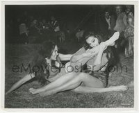 7p1356 FROM RUSSIA WITH LOVE 8x10 still 1964 sexy Martine Beswick & Aliza Gur in intense catfight!