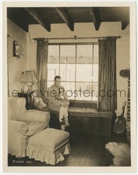 7p1362 GEORGE RAFT 8x10 still 1930s Hollywood's Man About Town relaxing at his beach home!