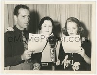 7p1413 MARKED WOMAN 6.5x8.5 news photo 1937 Humphrey Bogart, Bette Davis & Louella Parsons on radio!