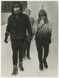 7p1287 JOHN LENNON English 7x9.25 news photo 1965 Beatles star skiing w/wife Cynthia in Switzerland!