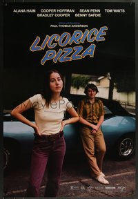 7r0503 LICORICE PIZZA DS 1sh 2021 Sean Penn, great image of Alana Haim and Cooper Hoffman on car!