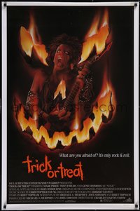 7r0628 TRICK OR TREAT 1sh 1986 great art of Tony Fields in flaming jack-o-lantern face!