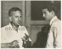 7t1281 SPLENDOR IN THE GRASS candid 7.5x9.5 still 1961 Warren Beatty & Elia Kazan going over a scene!