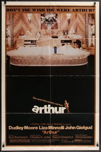 7t0759 ARTHUR style B 1sh 1981 image of drunken Dudley Moore in huge bath tub w/martini!