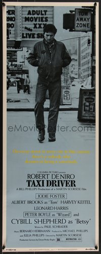 7w0235 TAXI DRIVER insert 1976 Robert De Niro walking alone, directed by Martin Scorsese!