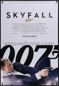 7w0661 SKYFALL int'l advance DS 1sh 2012 November style, Craig as James Bond on back shooting gun!