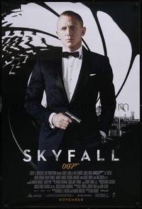 7w0660 SKYFALL int'l advance DS 1sh 2012 November style, Craig as James Bond standing in gun barrel!