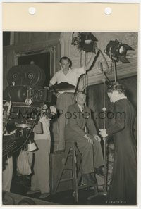 7x0315 REBECCA candid 8x12 key book still 1940 Laurence Olivier & Judith Anderson by camera on set!